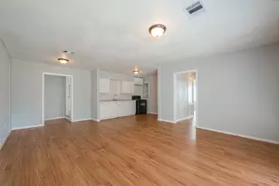 5619 Willow Glen Dr, Houston, TX 77033 - Photo 4