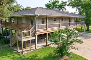 915 Live Oak Dr, Jones Creek, TX 77541 - Photo 1