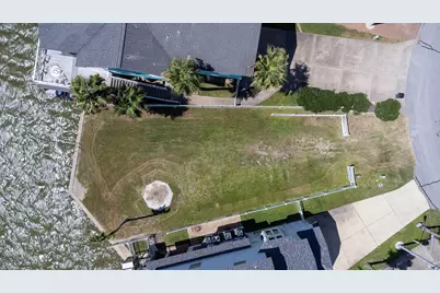 135 Isles End Road, Tiki Island, TX 77554 - Photo 4