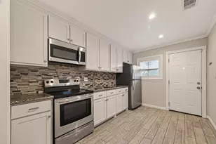 5721 Sylvia Dr, Galveston, TX 77551 - Photo 8