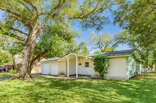 521 Sycamore St, Lake Jackson, TX 77566 - Photo 2