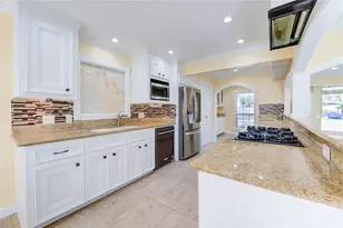 9515 Winsome Ln, Houston, TX 77063 - Photo 10