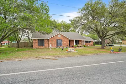 417 S Faires, Flatonia, TX 78941 - Photo 4