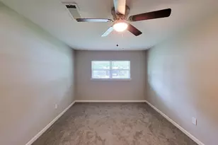 5606 Willow Glen Dr, Houston, TX 77033 - Photo 8