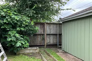 4806 Alamo Dr, Galveston, TX 77551 - Photo 18