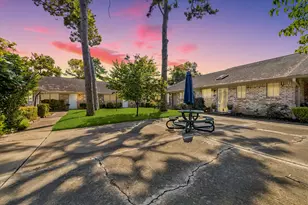 197 W Tri Oaks Ln, Houston, TX 77043 - Photo 2