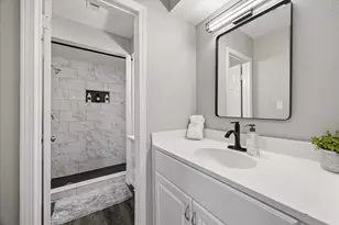 197 W Tri Oaks Ln, Houston, TX 77043 - Photo 12