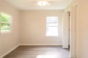 134 E Bernard St, Clute, TX 77531 - Photo 8