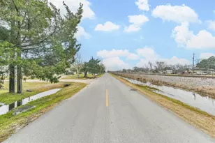 1300 N Battlebell Rd, Highlands, TX 77562 - Photo 4