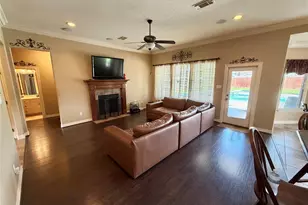 1437 S Blue Bonnet Ln, Angleton, TX 77515 - Photo 6