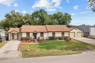 405 N Magnolia St, Highlands, TX 77562 - Photo 2