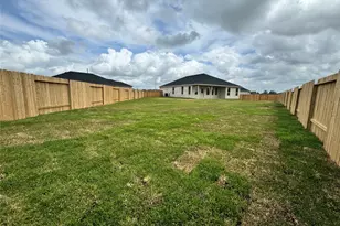 425 Robin St, Angleton, TX 77515 - Photo 8