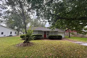 331 Oak Dr, Lake Jackson, TX 77566 - Photo 2