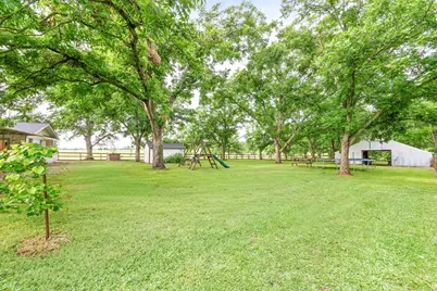 2103 Holly Street, East Bernard, TX 77435 - Photo 4