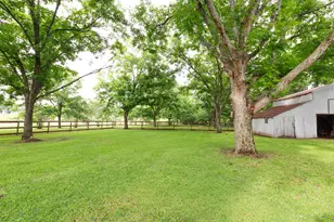 2103 Holly St, East Bernard, TX 77435 - Photo 2