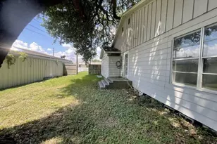 605 S Main St, Highlands, TX 77562 - Photo 16