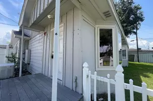 605 S Main St, Highlands, TX 77562 - Photo 14