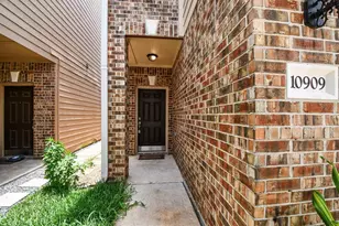 10909 Panther Ct SW, Houston, TX 77099 - Photo 2