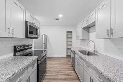 5962 Ridgeway Drive, Houston, TX 77033 - Photo 8