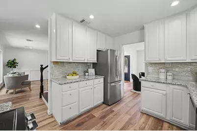 19 Postvine Court, The Woodlands, TX 77381 - Photo 8