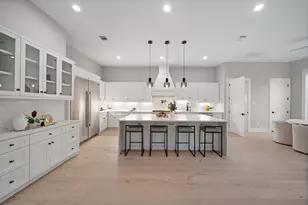 2046 MacArthur St, Houston, TX 77030 - Photo 8