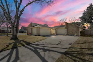 423 Meadowpoint Dr, League City, TX 77573 - Photo 1