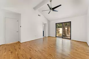 33 Crystal Lake Ln, The Woodlands, TX 77380 - Photo 10