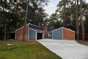 33 Crystal Lake Ln, The Woodlands, TX 77380 - Photo 2