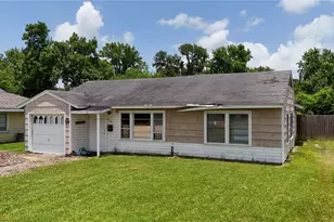 409 Center Way, Lake Jackson, TX 77566 - Photo 2