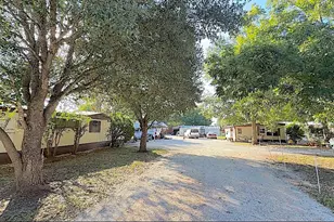 906 E Calhoun St, El Campo, TX 77437 - Photo 8