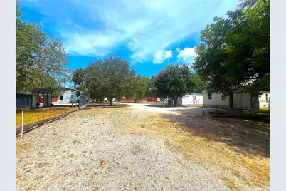 906 E Calhoun Street, El Campo, TX 77437 - Photo 4