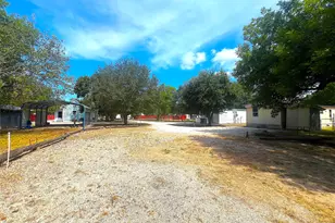 906 E Calhoun St, El Campo, TX 77437 - Photo 4