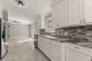 215 Hillcrest Dr, Conroe, TX 77303 - Photo 10