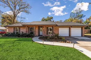 215 Hillcrest Dr, Conroe, TX 77303 - Photo 1