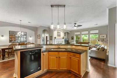 74 Shannon Green Court, The Woodlands, TX 77384 - Photo 12