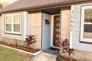 10667 Hazelhurst Dr E, Houston, TX 77043 - Photo 2