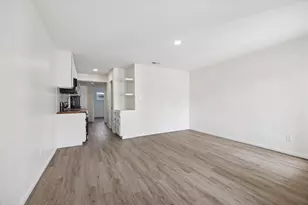 1011 W 10th St, Houston, TX 77008 - Photo 2