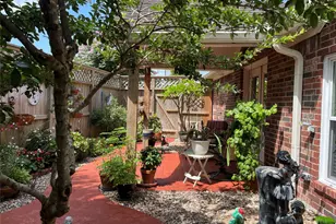 417 Forest Pines Ct, Friendswood, TX 77546 - Photo 2