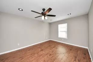 8918 Vinearbor St, Houston, TX 77033 - Photo 22