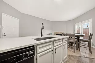 10855 Meadowglen Ln, Houston, TX 77042 - Photo 2