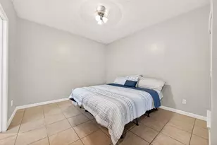 10855 Meadowglen Ln, Houston, TX 77042 - Photo 14