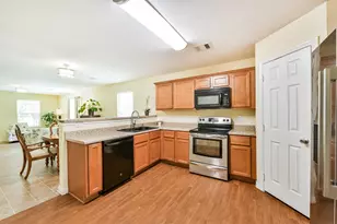 207 Oakridge Dr, Hitchcock, TX 77563 - Photo 10