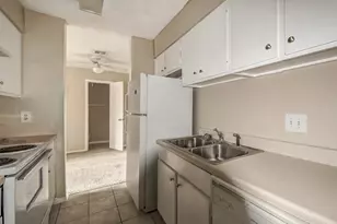 9327 Pagewood Ln, Houston, TX 77063 - Photo 10