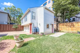 1558 1/2 Castle Ct, Houston, TX 77006 - Photo 2