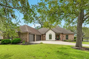 52 English Oak Ct, Lake Jackson, TX 77566 - Photo 2