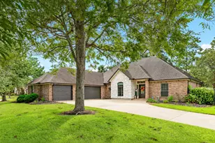 52 English Oak Ct, Lake Jackson, TX 77566 - Photo 1