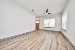 9916 Dipping Woods St, Houston, TX 77076 - Photo 16