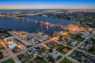 2023 1/2 Hollywood Ave, Galveston, TX 77551 - Photo 4