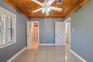 8606 Guinevere St, Houston, TX 77029 - Photo 14