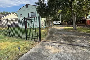 2918 46th St, Dickinson, TX 77539 - Photo 2